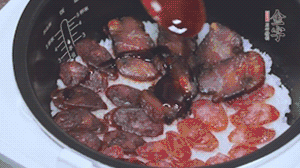 關(guān)上蓋子繼續(xù)燜煮20分鐘淋上醬汁。