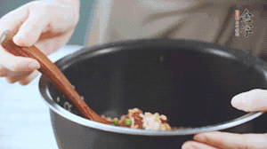 揭開鍋蓋，放上青菜，荷包蛋，就可以吃了。