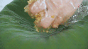 將食材混合好鋪到新鮮荷葉上。（可以加點水）