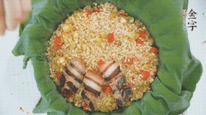 擺上金字醬肉，妥帖包裹好上鍋蒸。