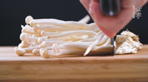 海鮮菇、蟹味菇去掉根部，洗凈。