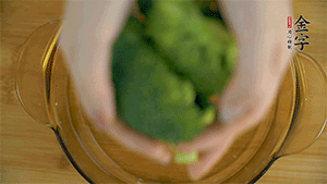 西蘭花洗凈，切成小塊汆燙，切碎。