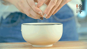 雞蛋液打散，可以加點鹽和黃酒，邊煎邊用筷子攪拌。