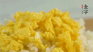 將雞蛋碎、西蘭花碎和放涼的米飯混合，用少許鹽、橄欖油調(diào)味。