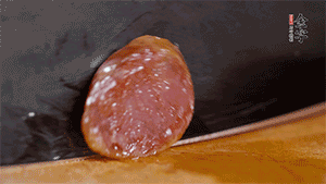 金字火腿肉香腸上鍋蒸15分鐘，切片備用。