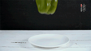 雞蛋打散，加青椒粒、蔥花攪拌。