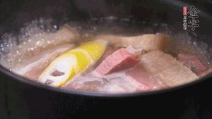 火肉、豬肉加料酒、清水大火煮開后，加入春筍小火慢燉40分鐘，出鍋前撒蔥花即可。