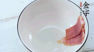 火腿一面涂抹蜂蜜，貼在碗底擺盤備用。