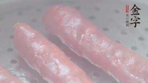 金字香腸上鍋，大火蒸5分鐘，切片備用。