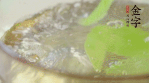 萵筍去皮切片，加鹽焯水。