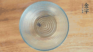 取一個(gè)碗，香菇倒放，香腸片圍繞鋪成圓形，加炒好的米飯壓實(shí)。