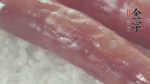 關上蓋子，煮到米飯露出時。