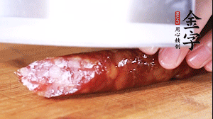 金字肉感香腸切成片，大蒜切末。