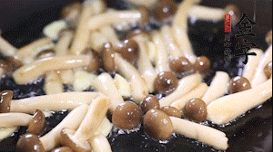 熱油下鍋煸香蒜末，依次加蟹味菇、香腸、西蘭花均勻翻炒，放適量水燜煮3分鐘。