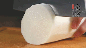 白蘿卜去皮切塊，豆芽洗凈。