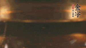 冷水下鍋，加入牛仔骨、姜片焯水備用。