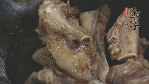 加入白蘿卜、料酒、水、火腿煮40分鐘。