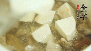 加入適量清水、黃酒燉開(kāi)后，小火煮1小時(shí)即可。