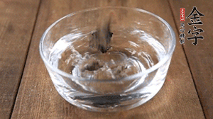 黑木耳泡發(fā)備用。