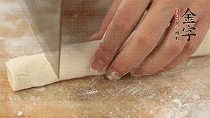 均勻切段后搓成長條狀，繞到香腸上，以紅豆點綴眼睛。