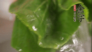 小青菜從根部掰開，分別洗凈。