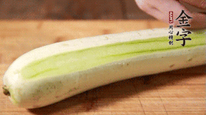 絲瓜去皮，切成1cm厚的小圈。