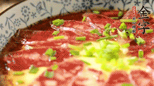 出鍋前淋上少許生抽、香油調(diào)味，撒上蔥花就可以了。