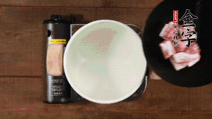 鮮肉冷水下鍋，加姜片焯水3分鐘。