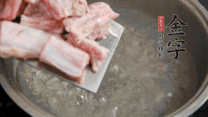 剁成塊狀的排骨洗凈，放入沸騰的鍋中，加姜片汆燙，2分鐘后撈出備用。