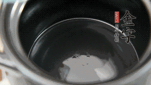 依次把排骨、玉米、蓮藕、荸薺放入砂鍋中。（根據(jù)食材的難易熟度放置，難熟的放下面，其他湯品也是一樣。）