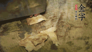 加適量溫水淹沒食材，大火燉至水沸后再小火慢燉1小時，出鍋前10分鐘加枸杞。（焯過水后的豬蹄不應再用涼水，用溫水燉煮更容易軟爛。也可以用高壓鍋或者有煲湯功能的電飯煲，省時又便于入味。）