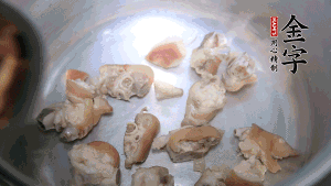 煎至兩面略金黃時，加適量熱水燉至奶白。