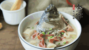 出鍋前可以撒上少許蔥花點(diǎn)綴。