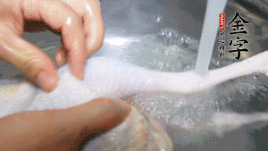 土雞處理干凈。（如果買不到土雞，一般的雞也是可以的，不過需要汆水。溫水下鍋汆燙7分鐘左右，汆燙時需要適時翻動。汆燙雞肉是為了去掉生腥味，也是一次徹底清潔的過程，可以使燉出的湯清爽而不渾濁，鮮香而無異味）