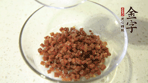 【月餅餡】2．火腿丁、白砂糖、蜂蜜攪拌腌漬2小時(shí)。