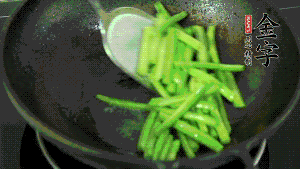 鍋中倒油，油溫7成熱時(shí)，放入四季豆煸炒至變色，然后放入香腸均勻翻炒，加少許清水燜煮1分鐘。