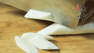 生姜刮去皮切成片，山藥去皮洗凈切成小塊備用。（山藥建議選擇軟糯的鐵棍山藥，口感上更好喲~）