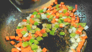 以耗油、料酒調(diào)味，加適量清水燜煮。