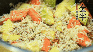 加入切好的胡蘿卜塊和南瓜塊、鹵牛肉塊攪拌均勻。放入電飯煲，按“煮飯模式”。