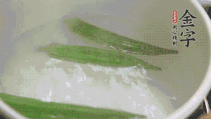 在煮面湯時(shí)，就可以做其他步驟了。比如把秋葵汆水，橫切成星星造型；雞蛋煮熟，切成兩半；黃瓜切成絲。