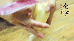 將食材洗凈，茄子、土豆切滾刀塊。