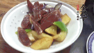 加少量生抽、鹽、糖、雞精調(diào)味，炒熟出鍋即可。