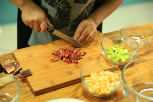 金字火腿隔水蒸15分鐘后切成小丁。