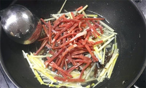 火腿絲、筍絲、黑木耳絲汆水后，瀝干。