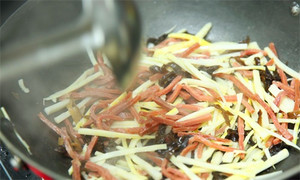 起油鍋，蒜茸煸香，倒入所有食材，加料酒翻炒至熟即可。