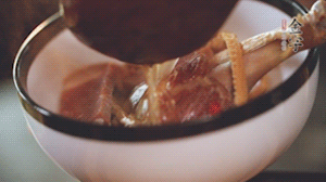 筍干提前冷水浸泡3小時(shí)，浸泡后將筍干撕成條狀。