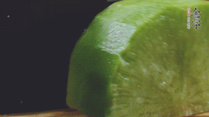 青蘿卜去皮切小塊。