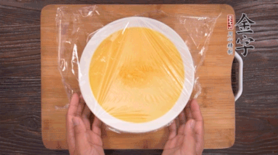 去除雞蛋液浮沫后，沸水上鍋蒸6分鐘。