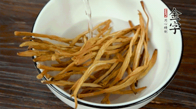 黃花菜、香菇提前泡發(fā)。黃花菜去掉硬頭，香菇切片。