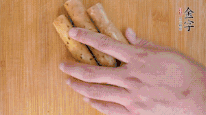 山藥去皮切斜刀塊，毛豆去外殼去膜，姜切片。